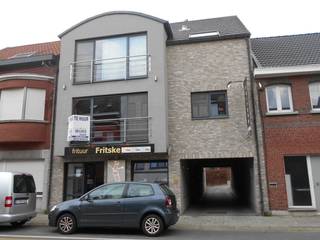 Appartement op de 1ste verdieping.<br /><br />Omvat: living met open keuken, berging, ingerichte badkamer, 2 slaapkamers en ruim terras met zonneluifel.<br />Er is ook een aparte kelderberging voorzien.<br /><br />- Gemeenschappelijke maandelijkse kosten: 50 euro.<br />- Indien gewenst kan er optioneel een carport gehuurd worden (60 euro per maand).<br /><br />Beschikbaar vanaf 1 december 2026.<br /><br />Voor verdere info of afspraak bel 0473/33 33 33 of mail philip@wijns.be