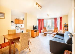 West gericht appartement met zijdelings zeezicht en 1 slaapkamer te koop in de residentie Longchamps. Deze residentie is gelegen in de Van Haelenstraat en geniet een uiterst centrale ligging te Koksijde Bad: vlakbij zee, het openbaar vervoer en het commercieel centrum.<br /><br />Het zonnige appartement werd als volgt ingedeeld: inkomhal | west gerichte en lichtrijke leefruimte met uitgeruste keuken, uitgevend op klein balkon | afzonderlijk toilet met lavabo en kraan | ruime slaapkamer met aanpalende badkamer voorzien van bad en lavabo | balkon aan achterzijde met buitenberging. <br /><br />Er werd reeds een nieuwe (2023) gaswandketel geplaatst en de ramen werden al vervangen (2020) door hoogrendementsglas.<br /><br />Ruime, privatieve kelder en gemeenschappelijke fietsenberging inbegrepen die toegankelijk is via de voorkant van het gebouw! Daarnaast is er een lift aanwezig in de residentie die tot op het verdiep gaat.<br /><br />Houdt u van de zon en van zicht op zee? Contacteer ons dan snel voor een afspraak ter plaatse. 