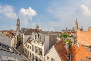 Bekijk alvast de videotour, het grondplan, EPC, asbestattest en de elektrische keuring via de Wellimmo-site: 'documenten'<br /><br />Op zoek naar een veelzijdig opbrengsteigendom op toplocatie in Antwerpen? Dit karaktervolle pand, van maar liefst 202m², combineert een commerciële ruimte met erboven een volwaardige woonentiteit en biedt tal van mogelijkheden voor eigen gebruik of als investering. Momenteel vrij van huur. Gelegen langs de Minderbroedersrui geniet het handelsgelijkvloers van uitstekende visibiliteit dankzij de brede etalage – een absolute troef voor elke commerciële activiteit. De ruimte wordt aangevuld met een mezzanine en een verwarmde kelder/archiefruimte, wat zorgt voor extra flexibiliteit in gebruik.<br /><br />Bovenliggend bevindt zich een ruime woonentiteit, bereikbaar via een aparte ingang langs de Grote Goddaard 19. Deze indeling garandeert een duidelijke scheiding tussen wonen en werken, en opent de deur naar verschillende invullingen: eigen bewoning, verhuur of een combinatie van beide.<br /><br />De lichtrijke woonvertrekken strekken zich uit over meerdere verdiepingen en omvat een ruime leefruimte met een open ingerichte keuken, tot 4 slaapkamers (mits verdere opdeling), en een ingerichtebadkamer. Bovendien is de woning bijzonder energiezuinig met een EPC-score van slechts 109 kWh/m²/jaar (label B) – een belangrijke troef voor de toekomst.<br /><br />Een absolute blikvanger is het ruime 'dakterras' met indrukwekkend panoramisch zicht over de stad, inclusief zichten op onder meer de Onze-Lieve-Vrouwekathedraal en andere iconische landmarks. Dit type buitenruimte is zeldzaam in het historisch centrum en biedt een unieke beleving. Het terras werd mmt niet opgenomen in een stedenbouwkundige vergunning, al is er momenteel geen bouwovertreding vastgesteld. Een regularisatieaanvraag behoort tot de mogelijkheden voor de toekomstige eigenaar...<br /><br />Dankzij de A-ligging in het historisch centrum, de duidelijke functionele opdeling en het aanzienlijke potentieel is dit eigendom uitermate geschikt voor wie op zoek is naar een rendabele investering of een combinatie van wonen en ondernemen.<br /><br />Voor meer info: 03/225 00 68 of info@wellimmo.net