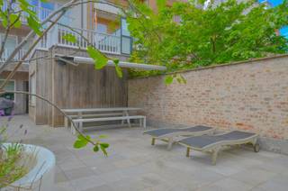 Aangenaam, perfect onderhouden appartement met een ruim terras afgewerkt met kwalitatieve materialen gelegen op een boogscheut van de zee.<br />Indeling: Inkom met gastentoilet en vestiaire. Ruime leefruimte bestaande uit een volledig geïnstalleerde open keuken voorzien van een Lacanche vuur en Miele toestellen met aanpalend een wasplaats/berging, eetplaats en een ruim salon. Masterbedroom met ingemaakte kasten en een badkamer voorzien van een ligbad, toilet en wastafel. Tweede volwaardige slaapkamer met ingemaakte kasten en douche. Derde slaapkamer met douche. Privatieve kelder en gemeenschappelijke fietsenberging in de residentie. Mogelijkheid tot het huren van een garage.