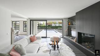 <strong>Zonnige, volledig vernieuwde villa met zwembad in het Zoute</strong><br /><br />Op een absolute toplocatie in het residentiële Zoute, rustig gelegen in een doodlopende straat nabij de Kalfsmolen, bevindt zich deze luxueuze alleenstaande villa met zwembad. De woning is omgeven door groen en ligt op slechts vijf minuten rijden van het centrum van Knokke. Via het nabijgelegen Koningsbos wandelt u in alle rust naar het strand en de Kustlaan.<br /><br />De villa werd volledig gestript en met hoogwaardige materialen vernieuwd. Ze biedt een uitzonderlijk wooncomfort met onder meer 6 slaapkamers, 5 badkamers en een zuidgerichte tuin met verwarmd zwembad. Dankzij de automatische toegangspoort bereikt u de ruime oprit met plaats voor vier wagens. Er is ook een inpandige garage.<br /><br />Indeling: inkomhal met vestiaire en gastentoilet, ruime leefruimte in parket met open haard en maatwerkkasten in fineer eik, aparte eetruimte met toegang tot het overdekte terras en de tuin. De moderne keuken is volledig uitgerust met Miele-toestellen en een marmeren werkblad. Praktische wasruimte met extra bergruimte.<br /><br />Op de eerste verdieping bevinden zich vier volwaardige slaapkamers, elk met ingebouwde kasten en een eigen badkamer of douchekamer. De tweede verdieping telt nog twee ruime slaapkamers, een douchekamer en een apart toilet op de nachthal.<br /><br />EPC: 198 kWh/m² (UC: 3014336-RES-1)