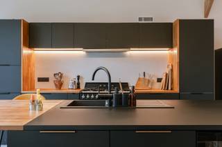 GEMEUBELDE VERHUUR. 1/5/2026 – 31/7/2028.Energiezuinige, instapklare villa met ruime tuin te Deurle!Deze woning werd enkele jaren geleden volledig...