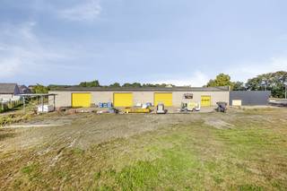 Dit pand is ideaal voor wie een werkplaats of opslagruimte nodig heeft met een residentieel gedeelte. Het geheel omvat:Beroepsgedeelte:- Burelen...