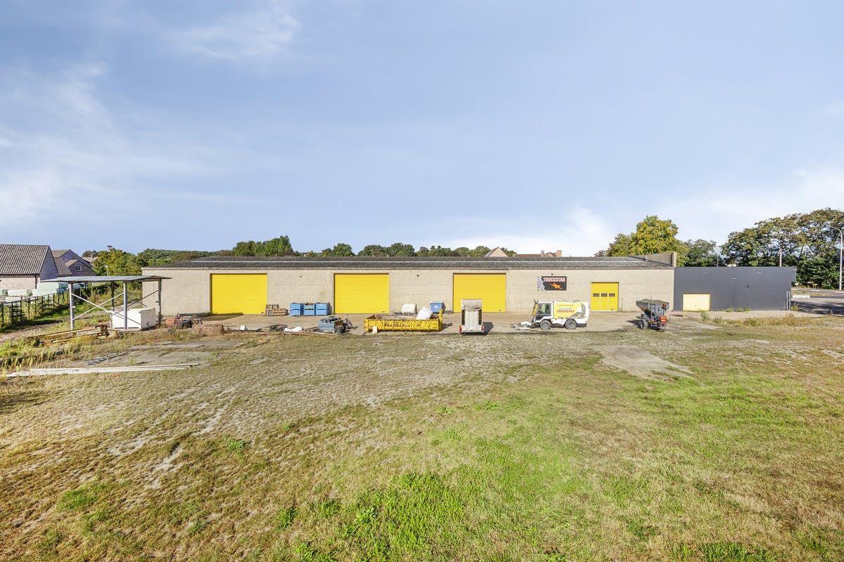 House with offices and warehouse in Adegem (Maldegem) - photo 1