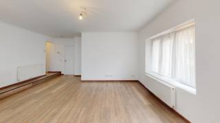Centraal gelegen hoekpand op wandelafstand van de Zeedijk en de vernieuwde boulevard. Dit verzorgd opbrengsteigendom omvat vier lichtrijke appartementen en een commercieel gelijkvloers.<br />De appartementen werden in 2017 grondig gerenoveerd (incl. technieken) en beschikken grotendeels over EPC-label B. Momenteel bedraagt de totale huuropbrengst € 41.500/jaar.<br />De vier appartementen zijn verhuurd via SVK Zetus (€ 28.800/jaar, contract tot 01/04/2027), met nadien potentieel tot hogere opbrengst bij private verhuur (± € 200 extra per appartement/maand). Het handelsgelijkvloers is verhuurd en genereert € 12.700/jaar.<br />Praktische indeling met lichtrijke leefruimtes, open keukens en 1 à 2 slaapkamers<br />EPC:<br />Appartementen: label B (166–195 kWh/m²)<br />Handelsgelijkvloers: label C<br /> 