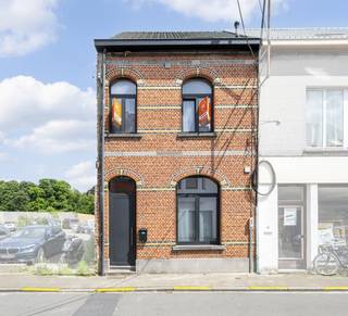 In het centrum van Hamme vind je deze prachtige afgewerkte woning met stadstuin terug. Meteen wanneer je binnenkomt voel je de huiselijkheid en...