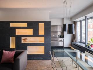 <strong>Ruim tweeslaapkamerappartement met verzicht nabij het Citadelpark.</strong><br /><br />Op de <strong>vierde verdieping</strong> van een karaktervol gebouw, op wandelafstand van het Citadelpark, bevindt zich dit ruim appartement van <strong>126 m²</strong>, vormgegeven door <strong>Fabiaan Van Severen</strong>. Een plek waar <strong>volume, licht en bereikbaarheid </strong>samenkomen.<br /><br />De verhoogde ligging en de open omgeving zorgen voor <strong>verre zichten en een privatief wooncomfort</strong>. Via de <strong>lift</strong> betreedt u het appartement, waar de zichtbare betonstructuur en heldere volumes meteen de toon zetten: tijdloos en eerlijk.<br /><br />Aan de voorzijde opent de leefruimte zich naar het licht. <strong>Grote raampartijen</strong>, een <strong>mozaïek parketvloer</strong> en <strong>maatwerk kasten</strong> vormen een uitgebalanceerd geheel, met een natuurlijke overgang tussen <strong>zithoek</strong>, <strong>eetplaats</strong> en <strong>keuken</strong>.<br /><br />De keuken werd uitgewerkt in een gereduceerd palet van <strong>leisteen en inox</strong>. Functioneel en ingetogen, met aandacht voor materiaal en gebruik. Een ruimte die even geschikt is voor dagelijks koken als voor ontspanning.<br /><br />Achteraan bevinden zich <strong>twee volwaardige slaapkamers</strong>, beide met directe toegang tot het <strong>zuidwestgerichte terras</strong>. Hier geniet u van open zichten en avondzon.<br /><br />De <strong>badkamer</strong> is helder en doordacht ingericht met <strong>inloopdouche</strong>, <strong>wastafel</strong> en <strong>toilet</strong>.<br /><br />Een centrale vestiairekast, praktische <strong>wasplaats</strong>, apart gastentoilet en een <strong>EPC B-score (160 kWh/m²/jaar)</strong> zorgen voor comfortabel hedendaags wonen.<br />Een privatieve <strong>kelderberging</strong> is inbegrepen; de aankoop van een <strong>autostaanplaats</strong> (€27.000) is mogelijk.<br /><br /><strong>Met het park als buur, het station om de hoek en het stadscentrum op wandelafstand, biedt dit appartement een zeldzame combinatie van rust, architectuur en stedelijke nabijheid.</strong>