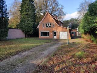 <p><strong>TE RENOVEREN </strong>woning met 3 slaapkamers en <strong>MAGAZIJN</strong> op een mooie groene locatie te St. Job in t Goor. Op wandelafstand van natuurgebied La Garenne, diverse wandel- en fietsroutes in de directe omgeving. Het centrum van St. Job in t Goor met tal van winkels en scholen op enkele minuten afstand. Ook de snelweg E19 is vlakbij en op enkele minuten bereikbaar.</p>
<p>De woning werd opgericht in 1962 op een perceel van 1000m², de woonruimte bedraagt +/- 120m² met volgende indeling: inkomhal met toegang tot de wasplaats, gastentoilet en eenvoudig ingerichte en te renoveren badkamer. Woonkamer (27m²) met zicht op het terras en de voortuin. Achteraan de eenvoudig ingerichte keuken en kleine berging. Grenzend aan de keuken een overdekt terras.</p>
<p>Op de eerste verdieping een nachthal, slaapkamer 1 (14m²), slaapkamer 2 (13m²) en slaapkamer 3 (6m²). Met een uitschuiftrap in de nachthal toegang tot de zolder met een zolderkamer (25m²) met aansluiting CV brander.</p>
<p>Achteraan het perceel een bijgebouw / magazijn van 98m² voorzien van twee poorten alsook ramen en een buitendeur. Het perceel heeft aan de achterzijde een aparte toegang langs de Vorsenkwaak. De voortuin met terras heeft een zuidwest oriëntatie en uitzicht op een mooi groen decor. De oprit voor en naast de woning biedt voldoende plaats voor meerdere wagens.</p>
<p>Voor de woning en het magazijn is een RENOVATIE / UPDATE te voorzien al werden de voorbije jaren al verschillende vernieuwingen uitgevoerd (DI HR glas, nieuwe CV brander 2025, conforme elektrische installatie, dakisolatie).</p>
<p>Interesse in deze charmante woning met heel wat mogelijkheden, bel of mail ons voor alle verdere info of een bezoek. --- 03/636.47.47 --- lieven@coga.be ---</p>