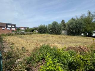 Bouwgrond 544 m² met westgerichte tuin — Sparrenlaan, Schelle
Een rustige, groene villawijk waar de straten doodlopen op open ruimte en de huizen los van elkaar staan. Hier komt niemand toevallig voorbij. En toch sta je in twintig minuten in Antwerpen. Deze kavel ligt in de bocht van de Sparrenlaan, met de tuin op het westen. Zon op het terras tot het donker wordt.
Het perceel
• 544 m² — 16,2 m breed aan de straat, verbreedt naar 21 m achteraan, 22 tot 27 m diep
• Achtertuin op het westen
• Open, vrijstaande bebouwing in woongebied
• Niet overstromingsgevoelig, niet in risicozone voor natuurrampen
• Blanco bodemattest
• Elektriciteit, water, riolering en telecom liggen in de straat
• Geen archeologisch traject, geen erfgoedwaarde
Wat u hier mag bouwen:
Dit is een definitief vergunde bouwkavel binnen de verkaveling Tolhuisstraat, bijstelling goedgekeurd door de gemeente op 7 september 2020. De spelregels liggen vast, dus u weet vooraf precies waar u aan toe bent:
• Eengezinswoning in open bebouwing, met verplichte inpandige garage of carport
• Kroonlijst tot 6,5 m, nok tot 11 m — ruimer dan gebruikelijk, bewust voorzien voor extra isolatie
• Bouwdiepte minimaal 8 m, maximaal 13 m
• Dakvorm vrij; bij een hellend dak maximaal 45°
• Bouwvrije achtertuinzone van 10 m
• Zorgwonen uitdrukkelijk toegestaan
Een bouwdossier dat klaarligt:
Voor dit perceel werd een omgevingsvergunning verleend voor een vrijstaande woning, geldig tot 30 november 2026. Bij het dossier horen een architecturaal ontwerp van Studio Phi, een stabiliteitsstudie, een diepsondering en de veiligheidscoördinatie.
Wilt u met dat ontwerp verder? Dan maakt u daarover rechtstreeks afspraken met de architect, die eigenaar blijft van zijn plannen. Tekent u liever iets van uzelf? Dan weet u dankzij dit dossier dat er op dit perceel gebouwd kan worden en dat scheelt u maanden onzekerheid.
Vraagprijs: € 399.000 — Verkavelingsvoorschriften, afbakeningsplan en volledig dossier op aanvraag beschikbaar. Contacteer ons snel voor meer informatie en een bezichtiging via info@cicero.immo .