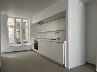 Ontdek dit zeer ruime en instapklare éénslaapkamerappartement, ideaal gelegen op slechts 50 meter van de Markt van Brugge. Dankzij de centrale...