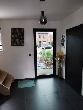 <p>Recente heel ruime woning van 2019 met zeer gunstig E-peil van 16, een BEN woning!</p><p>Deze bijna nieuwe woning heeft alles wat een gezin nodig heeft: veel ruimte in de woning, zeer recent afgewerkte zolder, inpandige garage, regenwaterput waar de toiletten op aangesloten zijn, 13 zonnepanelen, ventilatie type D, warmtepomp met koeling in de zomer, rolluiken aan elke slaapkamer, vloerverwarming, groot terras en aangelegde tuin.</p><p>De woning is gelegen in Schaffen, aan de rand van de stad Diest. Het openbaar vervoer (bushalte en het station) is heel dichtbij. Voldoende winkels en het stadscentrum zijn te vinden op kleine afstand. In de directe nabijheid van de belangrijkste invalswegen en op enkele kilometers van de autosnelweg.<br />Bewoonbare oppervlakte is 212m² met aparte zolder van 100 m² dus samen 312 m². Het pand is 9 m breed en 12 m diep.<br />Perceel oppervlakte is 2a 41ca</p><p>Op de benedenverdieping vinden we een ruime inkomhal met gastentoilet. Door de glazen deur bereiken we de prachtige woonkamer met aansluitend de eetkamer en de moderne, volledig uitgeruste, open keuken met keukeneiland. Vanuit de keuken en woonkamer kijken we op het groot terras met de tuin. Naast de keuken komen we in de berging en naastgelegen inpandige, grote garage dewelke is afgesloten met een elektrische garagepoort.<br />Op de eerste verdieping zijn er 3 zeer mooie en ruime slaapkamers en een 4de kleinere slaapkamer, een mooie badkamer met grote inloopdouche en bad, dressing en apart een tweede toilet.<br />Op de tweede verdieping is er een zeer recent afgewerkte zolder ( woonruimte en tweede badkamer, zolder ruimte en een extra grote kamer wat kan gebruikt worden als 5de slaapkamer). Ideaal voor extra privacy en ruimte voor de grotere kinderen of perfect voor samengestelde gezinnen.<br />Voor meer informatie kan u altijd contact opnemen rechtstreeks met de eigenaar op</p>