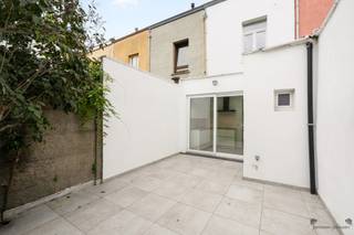 <h1><span>Instapklare en vernieuwde gezinswoning met 3 slaapkamers en tuin te Merksem</span></h1><p><span>Bent u op zoek naar een instapklare gezinswoning waar u zonder zorgen uw intrek kunt nemen? Dan is deze volledig vernieuwde woning aan de Karel van Dammestraat 50 in Merksem zeker een bezoek waard.</span></p><p><span>U komt binnen via de inkomhal die toegang geeft tot de lichtrijke leefruimte. Dankzij de grote raampartijen geniet u hier van een aangename lichtinval. De onderhoudsvriendelijke keramische tegelvloer en de stijlvolle inbouwspots zorgen voor een moderne en warme uitstraling.</span></p><p><span>Aansluitend bevindt zich de volledig nieuwe open keuken, deze wordt in augustus nog geplaatst door Apart Keukens uit Hoogstraten, een gerenommeerd keukenbedrijf dat garant staat voor een hoogwaardige afwerking. Via het grote schuifraam bereikt u het terras en de gezellige, onderhoudsvriendelijke tuin, waar u in alle rust kunt genieten. Op het gelijkvloers is bovendien een apart gastentoilet voorzien.</span></p><p><span>Op de eerste verdieping bevinden zich een ruime slaapkamer en een volledig uitgeruste badkamer met ligbad, aparte douche, dubbele wastafel en toilet.</span></p><p><span>De tweede verdieping telt nog twee volwaardige slaapkamers, waardoor de woning in totaal over drie ruime slaapkamers beschikt. Via een zolderluik bereikt u de praktische zolder, ideaal als extra bergruimte.</span></p><p><span>Deze woning werd bovendien recent voorzien van een volledig nieuw geïsoleerd dak, wat een belangrijke meerwaarde biedt op het vlak van energiezuinigheid en wooncomfort. </span></p><p><span>Troeven van deze woning</span></p><ul><li><span>Instapklare gezinswoning</span></li><li><span>Volledig nieuw geïsoleerd dak</span></li><li><span>Nieuw EPC in opmaak na de energetische renovaties</span></li><li><span>Elektrische installatie conform</span></li><li><span>Nieuwe kwaliteitskeuken van Apart Keukens</span></li><li><span>Drie volwaardige slaapkamers</span></li><li><span>Gezellig terras en onderhoudsvriendelijke tuin</span></li><li><span>Praktische zolderberging </span></li><li><span>Lichtrijke leefruimte met moderne afwerking</span></li><li><span>Centrale ligging nabij winkels, scholen, openbaar vervoer en belangrijke invalswegen</span></li></ul><p><span>Deze woning combineert een kwalitatieve afwerking, hedendaags wooncomfort en een uitstekende ligging in Merksem. Ideaal voor gezinnen, starters of iedereen die op zoek is naar een instapklare woning met een gunstige bereikbaarheid.</span></p><p><span>Interesse? Contacteer Janssen en Janssen Vastgoed voor meer informatie of plan vandaag nog uw bezoek.</span></p>