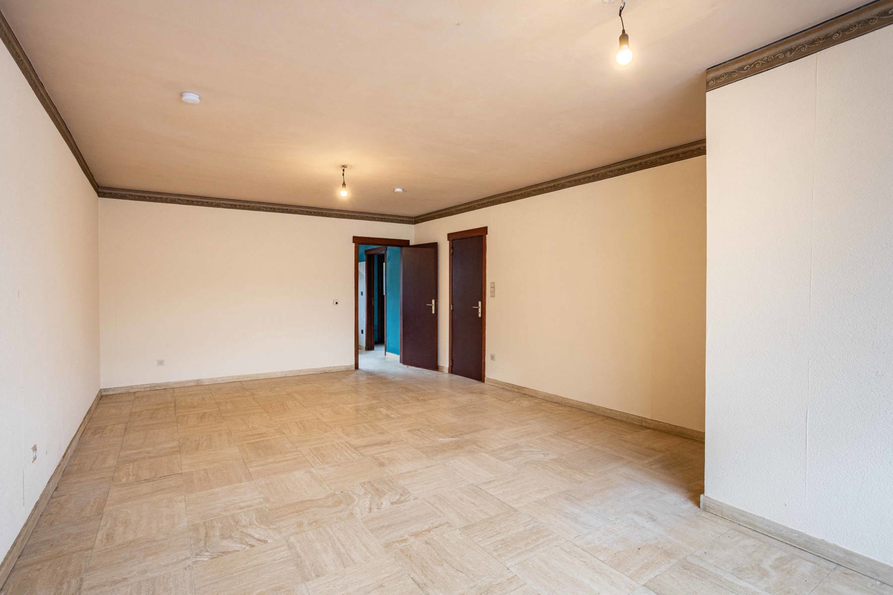 Gesloten bebouwing met garage en drie slaapkamers.  - foto 3