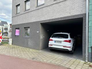 Appartement met aangrenzende overdekte auto staanplaats. Het appartement heeft een aparte PRIVE inkom en bestaat uit: inkomhal,  leefruimte met...