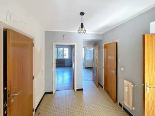 Cet appartement situé au premier étage d'une petite copropriété dispose d'un salon et d'une salle à manger, d'une cuisine, de deux chambres, d'une salle de bains et de toilettes séparées dans le hall de nuit, d'un balcon.<br /><br />L'appartement offre une opportunité intéressante pour les acheteurs pratiques, les débutants ou les investisseurs qui recherchent une propriété avec du potentiel. Grâce aux options de rénovation, vous pouvez adapter les espaces à vos propres besoins et y apposer votre empreinte personnelle.<br /><br />Les avantages en un coup d'œil :<br /><br />Deux chambres<br />Situé au premier étage<br />Petit bâtiment (4 appartements)<br />Potentiel intéressant d'accession à la propriété ou d'investissement<br /><br />Intéressé ? N'hésitez pas à contacter olivia.laporte@dewaele.com pour plus d'informations ou pour planifier une visite.<br /><br />Registre des mesures: non