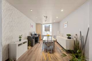 Op zoek naar een comfortabele woning met veel ruimte én een uitstekende ligging? Deze verzorgde woning vlak bij het centrum van Deerlijk biedt het allemaal, met bovendien een vlotte verbinding naar de E17.<br /><br />Bij het betreden van de woning komt u in een uitnodigende inkomhal die u leidt naar de lichtrijke leefruimte. Hier creëert de gezellige gaskachel een warme en huiselijke sfeer. Aansluitend bevindt zich de moderne, recent vernieuwde keuken die volledig is uitgerust, een echte troef voor kookliefhebbers. Op het gelijkvloers vindt u verder nog een apart gastentoilet, een ruime badkamer met ligbad en dubbele wastafel, én een praktische droge kelder.<br /><br />De eerste verdieping herbergt drie slaapkamers: twee ruime, volwaardige kamers en een derde kamer die flexibel kan ingericht worden als kinderkamer, dressing of bureau.<br /><br />Op de tweede verdieping wacht u een royale master bedroom, aangevuld met een tweede badkamer voorzien van een inloopdouche en een apart toilet. <br /><br />Buiten geniet u van een aangename, zonnige tuin met tuinhuis en een handige achteruitweg. Daarnaast is er parkeergelegenheid voor twee wagens.<br /><br />Troeven:
<ul>
	<li>Instapklaar en uitstekend onderhouden</li>
	<li>PVC ramen met dubbele beglazing</li>
	<li>Zonnige, onderhoudsvriendelijke tuin</li>
	<li>Praktische uitweg achteraan</li>
	<li>Vlotte bereikbaarheid richting E17</li>
</ul>
Bezoekmoment:<br />Bezoekdag op vrijdag 01/05 tussen 16u en 18u (op afspraak).<br /><br />Interesse?<br />Plan uw bezoek tijdens het bezoekmoment en ontdek deze woning.<br />Contacteer Maxime Vanneste via 0498 44 78 00 of info@maximevanneste.be.