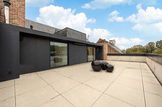 Wonen in het centrum van Lier, met de ruimte en privacy van een villa. Dit uitzonderlijke triplex-appartement van ca. 450 m² strekt zich uit over drie volledige verdiepingen en combineert luxueuze afwerking met ruime terrassen en een volledig zelfstandig gastenverblijf. Optioneel kunnen één of meerdere overdekte parkeerplaatsen worden bijgekocht.<br /><br /><strong>Ligging:</strong><br />Het appartement ligt in het gezellige centrum van Lier. Winkels, horeca en cultuur liggen op wandelafstand, en trein, bus en tram zijn vlakbij. Ook natuur- en sportvoorzieningen en de belangrijkste uitvalswegen zijn vlot bereikbaar.<br /><br /><strong>Indeling:</strong><br />Het triplex beslaat de 2e, 3e en 4e verdieping en is bereikbaar met lift en trap.<br /><br /><em>2e verdieping – leefverdieping (ca. 167 m²)</em><br />Een ruime en lichtrijke leefruimte met een luxueuze, volledig ingerichte keuken en eethoek, een aparte dining room en een gezellige bureau- of leeshoek. Zowel de dining room als de bureauruimte geven toegang tot een ruim terras.<br /><br /><em>3e verdieping – nachtverdieping (ca. 164 m²)</em><br />Een riante masterbedroom met grote dressing en een stijlvolle badkamer met ligbad, inloopdouche en badkamermeubel. Daarnaast nog twee slaapkamers met bijhorend sanitair.<br /><br /><em>4e verdieping – zelfstandig gastenverblijf (ca. 75 m²)</em><br />Deze verdieping is ingericht als een volwaardig appartement en kan volledig worden afgesloten van de rest van de woning. Ze omvat een ingerichte keuken met wasplaats, een ruime woonkamer in L-vorm, een luxueuze badkamer en een extra berging. De woonkamer geeft toegang tot een uitzonderlijk terras van ca. 70 m².<br /><br /><strong>Troeven:</strong><br /><br /><strong>-Ca. 450 m² woonoppervlakte verdeeld over drie verdiepingen</strong><br /><strong>-Luxueuze afwerking</strong><br /><strong>-Twee ruime terrassen, waarvan één van ca. 70 m²</strong><br /><strong>-Volledig afsluitbaar gastenverblijf of kantoorruimte</strong><br /><strong>-Toegankelijk met lift</strong><br /><strong>-Mogelijkheid tot aankoop van overdekte parkeerplaatsen</strong><strong><br /></strong><br /><strong>Ook te koop in hetzelfde gebouw</strong><br />Op de 1e verdieping is een appartement van ca. 160 m² beschikbaar, met een ruim terras en 3 grote slaapkamers. Dit pand wordt niet online aangeboden. Contacteer philippe@vansweevelt.be voor meer info.<br /><br /><strong>Bijzondere informatieplicht:</strong><span> in aanvraag.</span>