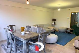 Dit appartement op de 2de verdieping heeft een ruime L-vormige living met halfopen ingerichte keuken. Vanuit de living heeft u een prachtig zicht...