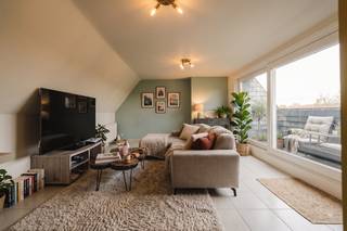 Dit instapklare appartement bevindt zich op een topligging in Harelbeke, nabij de vernieuwde markt van Harelbeke, diverse winkels, scholen, het openbaar vervoer en belangrijke invalswegen. <br /><br />Het appartement is gelegen op de derde verdieping en is als volgt ingedeeld:<br />- open leefruimte met veel lichtinval en toegang tot het terras<br />- praktische keuken met veel opbergruimte, keramische kookplaat, dubbele spoelbak, oven en frigo<br />- berging met aansluiting voor uw wasmachine<br />- royale nachthal met toilet <br />- badkamer met ligbad <br />- 2 slaapkamers<br /><br />Mogelijkheid tot de aankoop van een bijbehorende garagebox (€25.000).<br /><br />Het appartement en de garagebox zijn momenteel verhuurd. <br /><br />TROEVEN: <br />- Energiezuinig appartement met een EPC label B (174 kWh m²/jaar)<br />- Ideale ligging in het centrum van Harelbeke<br />- Het appartement is volledig instapklaar<br /><br />Wenst u meer info over deze woning of wenst u een bezoek ter plaatse? <br />Contacteer Cléo Derekx - 0472 18 39 96  - cleo.derekx@dewaele.com<br /><br />De AI-visualisaties zijn bedoeld als inspiratie. Er werd geen rekening gehouden met technische specificaties, stedenbouwkundige voorschriften of de concrete mogelijkheden tot realisatie.<br /><br /><br />Bestuursmaatregelen in het maatregelenregister: in aanvraag