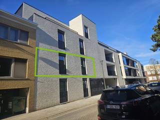 BEZOEK AANVRAGEN ENKEL MOGELIJK VIA VOLGENDE LINK: https://verlinden.mijnhuurprofiel.be/property/c088e25b-6d0c-400d-9e32-a811f1be1d37<br /><br />Dit nieuwe, energiezuinige appartement is gelegen in het centrum van Mol op wandelafstand van winkels, horeca, scholen, openbaar vervoer...<br /><br />Het appartement op de 1ste verdieping is bereikbaar via de lift of de gemeenschappelijke trappenhal. Via de inkomhal met gastentoilet kom je terecht in de leefruimte en open keuken. Deze is volledig geïnstalleerd en voorzien van alle comfort; een vaatwasser, koelkast, inductiekookplaat, afzuigkap, combi-oven, spoeltafel en voldoende opbergruimte. Naast de keuken is de berging met aansluiting voor de wasmachine voorzien.<br /><br />Via de nachthal kom je bij de 2 slaapkamers en de badkamer, uitgerust met inloopdouche, handdoekdroger en wastafel met meubel.<br /><br />Aan de achterkant is een terras voorzien waar je rustig kan genieten.<br /><br />In de kelder is er een kelderberging en autostaanplaats aanwezig.<br /><br />Huurprijs: €900/maand | gemeenschappelijke kosten: €45/maand | beschikbaarheid: onmiddellijk | EPB in opmaak