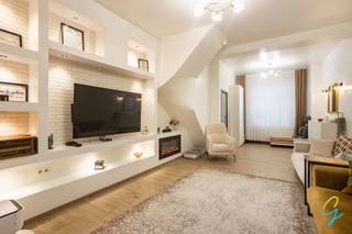 Are you looking for a ready-to-move-in, fully renovated property in a prime location? Then this property is definitely worth a visit!<br /><br />This beautiful property combines comfort, space and energy efficiency thanks to its EPC label B. An additional advantage: the property is asbestos-safe. <br />The light-filled living area with modern open kitchen forms the heart of the property.<br /><br />The living room leads to the pleasant outdoor area with veranda.<br />The home has a stylish bathroom with walk-in shower and toilet.<br />Next to the bathroom is a second separate toilet.<br /><br />With four full bedrooms, this home offers numerous possibilities: ideal for a family, home office or hobby room. What's more, you will enjoy a very good location with all amenities within walking distance, such as shops, schools, public transport and restaurants.<br /><br />In short: a carefree, ready-to-move-in gem in an excellent location where you can move in immediately. Don't miss this opportunity!<br /><br />Contact Ruben at ruben@cornelis-goeman.be