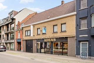 <h3>À vendre : bien commercial polyvalent avec habitation séparée dans un emplacement de premier choix à Deerlijk !</h3><p>Cet immeuble multifonctionnel (actuellement exploité comme boulangerie) bénéficie d’un emplacement exceptionnel dans <strong>la rue commerçante principale de Deerlijk</strong>, offrant une excellente visibilité et un accès aisé. À proximité immédiate, vous trouverez de nombreux commerces, écoles, établissements horeca, transports en commun et grands axes routiers.</p><h3>Composition :</h3><p>Le bien combine un espace commercial (atelier avec surface de vente) et une habitation entièrement indépendante, ce qui en fait une opportunité idéale pour les indépendants, professions libérales ou investisseurs.</p><p>L’espace commercial comprend un atelier, une cuisine séparée, des toilettes supplémentaires, un espace de stockage ainsi qu’un garage intérieur pouvant accueillir deux voitures.</p><p>L’habitation dispose de sa propre entrée et comprend un vaste séjour avec vue sur le patio, offrant une agréable luminosité naturelle. Au premier étage se trouvent un hall de nuit, 4 chambres spacieuses, une salle de bains rénovée et un espace bureau séparé. Un escalier fixe mène au vaste grenier, qui offre de nombreuses possibilités d’aménagement supplémentaires.</p><p>À l’arrière du bâtiment, une grande extension permet d’augmenter la surface destinée à une activité commerciale. Le jardin avec abri de jardin peut éventuellement être aménagé en places de parking supplémentaires.</p><h3>Atouts :</h3><ul><li>emplacement commercial de premier ordre avec excellente visibilité</li><li>combinaison idéale entre habitation et activité professionnelle</li><li>accès indépendant à l’habitation</li><li>garage intérieur pour 2 voitures</li><li>4 chambres et un bureau</li><li>nombreuses possibilités d’extension grâce au grenier et à l’annexe</li><li>jardin avec potentiel pour des places de parking supplémentaires</li><li>disponible immédiatement</li></ul><h3>Pour qui est-ce idéal ?</h3><p>Idéal pour les indépendants, professions libérales ou entrepreneurs souhaitant combiner habitation et activité professionnelle sur un même site. Également intéressant comme investissement grâce à sa configuration polyvalente et à son excellente situation commerciale.</p><p><strong>À vendre par Immo Beguin, votre expert immobilier depuis 2009, avec des bureaux à Renaix, Waregem, Courtrai, Deinze, Tournai et Lessines.</strong></p><p>Visites sur rendez-vous via : <strong>charlotte@immobeguin.be</strong></p>