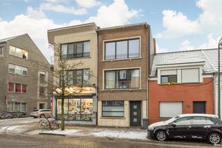 <p>Deze <strong>ruime en instapklare woning</strong> met <strong>3 à 4 slaapkamers</strong> is gelegen aan de rand van Turnhout en vormt zowel een <strong>uitstekende gezinswoning</strong> als een mooie<strong> investeringsopportuniteit</strong>. <strong>EPC:</strong> 220 kWh/m² (C-peil) – <strong>Elektriciteit conform</strong>.</p>
<strong>Ligging: </strong>Gelegen nabij het centrum van Turnhout op wandelafstand van tal van voorzieningen, oa. school, winkels, centrum Turnhout, openbaar vervoer... Tevens een vlotte verbinding met de ring van Turnhout.<br /><br /><strong>Indeling: -1 </strong>Kelder <strong>0 </strong>Inkomhal - Slaapkamer/bureau - leefruimte - keuken - koer - wasplaats <strong>+1 </strong>badkamer en slaapkamer 1 <strong>+2 </strong>slaapkamer 2 / slaapkamer 3<br /><br /><strong>Beschrijving: </strong>Deze goed onderhouden woning vormt een mooi opportuniteit voor wie opzoek is naar een zorgeloze investering of toekomstige woning.<br />De woning beschikt over 3 à 4 slaapkamers waarvan 3 zeer ruime. Mooie leefruimte met aansluitend de keuken die uitgeeft op een leuke koer, dewelke momenteel overdekt is. Achteraan gelegen is er nog de wasplaats/bijkeuken met voorziening van was- en droogkast en toilet.<br />Momenteel is de woning verhuurd aan € 1.400/maand wat resulteert in een aantrekkelijk rendement vanaf dag 1.<br /><br />Troeven<br />- 4 slaapkamers<br />- Goed onderhouden/instapklaar<br />- Elektriciteit = conform<br />- Mooi rendement<br /><br /><strong>Bijzondere informatieplicht in aanvraag</strong>