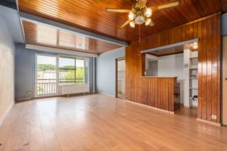 <p>Appartement op Linkeroever in Antwerpen, centraal gelegen nabij winkels, scholen en openbaar vervoer.</p>
<p>Dit appartement met 3 slaapkamers biedt de perfecte basis om een eigentijdse woning volledig naar eigen smaak te renoveren. Dankzij de praktische indeling en de drie volwaardige slaapkamers geniet je hier van een comfortabele woonst met tal van mogelijkheden. De ligging op Linkeroever zorgt voor een aangename woonomgeving met een vlotte verbinding naar het centrum van Antwerpen. Winkels, scholen en openbaar vervoer bevinden zich bovendien in de directe omgeving. Met EPC-label B beschikt het appartement ook over een gunstige energiescore.</p>
<p>• Lichtrijke living met aangename leefruimte<br />• Keuken uitgerust met oven en dampkap<br />• 3 volwaardige slaapkamers<br />• Badkamer met douche en enkele lavabo<br />• Apart toilet met handenwasser<br />• Praktische berging<br />• Terras</p>
<p>• Ideale renovatiekans om volledig naar eigen smaak in te richten<br />• Drie ruime slaapkamers en praktische indeling<br />• Centrale ligging op Linkeroever nabij alle voorzieningen en Antwerpen centrum</p>
<p>Neem vandaag nog contact op met je ERA-makelaar voor een bezoek. JOUW DROOMAPPARTEMENT. ZO GEVONDEN!</p>