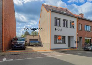 KIJKMOMENT - Zat. 19/9 vanaf 10u (op afspraak: 053/60.65.60)<br /><br />AALST - In de stadsrand bevindt zich deze compleet gerenoveerde en instapklare woning op een terrein van 913m², bewoonbare opp. 215m²!<br />Busstation en snelle toegang tot centrum van Aalst en E40 is een pluspunt.<br /><br />De woning is energetisch volledig in orde: goed EPC, zonnepanelen, laadpaal, conforme elektriciteit, nieuwe ramen, nieuw dak, isolatie crepi en vloerisolatie. Nieuwe wandketel op aardgas.<br />Alle leidingen zijn vernieuwd en de tuin is volledig aangelegd met zonnig terras, grote pergola met zonnelamellen en werkplaats. Mogelijkheid tot houden van kleine dieren.<br />Naast de woning is er nog een bouwgrond, deze dient samen met de woning te worden aangekocht (€99.000) - dit is een ideale investering om later op bebouwen en kan op dit moment gebruikt worden als extra parkeerplaats voor meerdere auto's. Momenteel is het de toegang tot garage en tuin.<br />Indeling van de woning: de benedenverdieping omvat de inkomhal met toegang naar de lichtrijke woonkamer en compleet uitgeruste keuken. Vanuit de keuken kan je naar een achterliggende berging waar de wasplaats is en een extra douche. Toegang en zicht op de tuin via een groot schuifraam.<br />Op de 1ste verdieping is er de badkamer met douche en ligbad, apart toilet en 2 slaapkamers, de 2de verdieping bereik je via een vaste trap, daar bevinden zich nog 2 slaapkamers.<br />Wenst u deze instapklare woning en aanpalende BG te bezoeken, maak dan snel een afspraak via 053/60.65.60<br />TOPPER!!