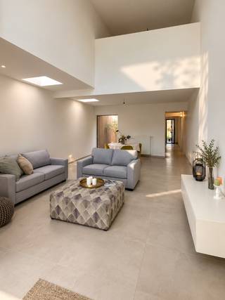 Gerenoveerde woning met verrassend veel ruimte, aangename leefruimtes en een mooie stadstuin, gelegen nabij het centrum van Roeselare en het Geitepark. De woning werd met oog voor ruimte en licht dankzij de patio en de originele traphal(grote raampartijen). Via de inkomhal met gastentoilet bereik je een ruime (fietsen)berging met technieken en wasplaats. De ruime en lichtrijke woonkamer biedt een mooi zicht op de volledig ommuurde stadstuin met terras en gazon. De keuken en het terras werden bewust nog niet geplaatst, zodat je als koper volledig vrij bent om deze zelf te kiezen en naar eigen smaak en budget af te werken. Op de eerste verdieping bevindt zich een open polyvalente ruimte, ideaal als tweede zithoek, speelkamer of bureau, verder een ruime badkamer en een grote slaapkamer. Op de tweede verdieping bevinden zich nog twee kamers. Een bijkomende troef is de mogelijkheid tot aankoop van een garage die rechtstreeks aan de tuin paalt. Een woning met karakter, ruimte en heel wat mogelijkheden die je best ter plaatse ontdekt. Kom gerust vrijblijvend langs voor een bezoek en ontdek zelf de mogelijkheden. Contact: maggie@vastgoednorman.be of 0479 40 24 04.
