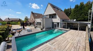 <h1><span>Exclusief domein te koop Instapklare privéwoning met erkende 4-sterren vakantiewoning op toplocatie in Geraardsbergen</span></h1><p><span>Bent u op zoek naar een unieke eigendom waar comfortabel wonen en een rendabele toeristische activiteit perfect samengaan? Dan is dit uitzonderlijke domein in de Vlaamse Ardennen een buitenkans.</span></p><p><span>Deze instapklare eigendom combineert een ruime privéwoning met een volledig uitgeruste, erkende 4-sterren vakantiewoning voor 10 personen. Dankzij de uitstekende reputatie, de bestaande klantenkring en de overname van alle boekingen en installaties geniet u vanaf dag één van een operationele en rendabele activiteit.</span></p><p><span>Extra troef:</span><span> er bestaat bovendien de mogelijkheid om ook de privéwoning om te vormen tot een bijkomende vakantiewoning, wat interessante uitbreidingsmogelijkheden en een nog hoger rendement biedt.</span></p><h3><span>Privéwoning</span></h3><p><span>De comfortabele woning beschikt over:</span></p><ul><li><span>Een lichtrijke open leefruimte van 72 m²</span></li><li><span>Volledig ingerichte keuken</span></li><li><span>Commerciële ruimte of praktijkruimte</span></li><li><span>Berging</span></li><li><span>Nachthal</span></li><li><span>3 volwaardige slaapkamers</span></li><li><span>Badkamer</span></li><li><span>Ruime zolder met uitbreidingsmogelijkheden</span></li></ul><p><span>De woning is energiezuinig afgewerkt en uitgerust met vloerverwarming via een lucht-waterwarmtepomp.</span></p><h3><span>Erkende 4-sterren vakantiewoning (10 personen)</span></h3><p><span>De vakantiewoning is volledig ingericht voor een comfortabel verblijf en beschikt over:</span></p><p><span>Gelijkvloers</span></p><ul><li><span>Gezellige familieruimte</span></li><li><span>Volledig uitgeruste open keuken</span></li><li><span>Afwasruimte</span></li><li><span>Koele berging</span></li><li><span>Twee afzonderlijke toiletten</span></li><li><span>Slaapkamer met eigen badkamer, toilet en privéterras</span></li></ul><p><span>Eerste verdieping</span></p><ul><li><span>Twee ruime slaapkamers van respectievelijk 36 m² en 29 m²</span></li><li><span>Elke kamer beschikt over een eigen badkamer, apart toilet en privéterras</span></li><li><span>Ingerichte zolderkamer met airconditioning, die eenvoudig als extra slaapkamer in gebruik kan worden genomen</span></li></ul><h3><span>Wellness & buitenbeleving</span></h3><p><span>De prachtig aangelegde tuin vormt een echte meerwaarde voor gasten en bewoners en omvat:</span></p><ul><li><span>Verwarmd zwembad</span></li><li><span>Ruim zonneterras</span></li><li><span>Barrel sauna</span></li><li><span>Luxe hottub met jets</span></li><li><span>BBQ-lounge</span></li><li><span>Vuurschaal</span></li><li><span>Petanquebaan</span></li><li><span>Ruime opslagcontainer</span></li></ul><h3><span>Duurzaam en instapklaar</span></h3><ul><li><span>EPC Label A</span></li><li><span>Lucht-waterwarmtepomp</span></li><li><span>Zonnepanelen met thuisbatterij</span></li><li><span>Conforme elektrische installatie</span></li><li><span>Grote private parking op eigen terrein</span></li></ul><h3><span>Uitstekende ligging</span></h3><p><span>Gelegen in het hart van de Vlaamse Ardennen, op een toeristische toplocatie en in de onmiddellijke omgeving van Pairi Daiza, geniet deze eigendom van een uitstekende bereikbaarheid en een sterke aantrekkingskracht voor vakantiegangers.</span></p><h3><span>Volledige overname mogelijk</span></h3><p><span>Bij de aankoop worden alle bestaande boekingen, installaties en de volledige exploitatie van de vakantiewoning mee overgedragen. Hierdoor kunt u de succesvolle activiteit onmiddellijk verderzetten zonder opstartkosten of bijkomende investeringen.</span></p><p><span>Bent u op zoek naar een exclusieve eigendom die wonen, ondernemen en investeren perfect combineert? Dan verdient dit unieke domein absoluut uw bezoek.</span></p><p><span>Interesse of een bezichtiging? Reageer op deze advertentie. Wij nemen vervolgens persoonlijk contact met u op om een afspraak in te plannen.</span></p>