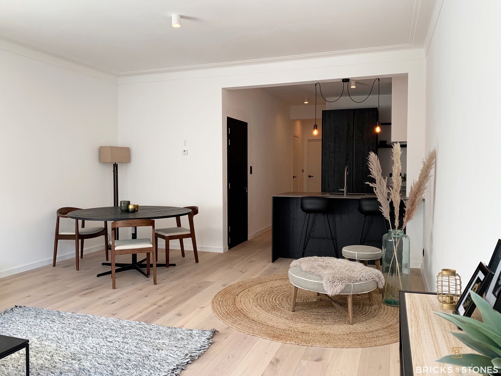 Gerenoveerd trendy 2-slaapkamer appartement met terras. - foto 1