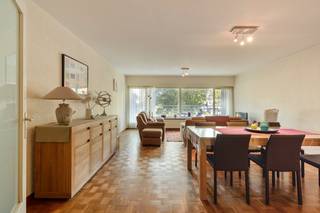 Bezoekmoment op 28/08 &amp; 29/08!<br /><br />Het appartement (115 m²) bevindt zich op de eerste verdieping. Brugge-centrum, het station en diverse handelszaken liggen op slechts enkele minuten afstand, waardoor alle nodige faciliteiten in de directe omgeving aanwezig zijn.<br /><br />Het appartement is ruim, lichtrijk en biedt een mooi uitzicht op het Frederik Sanderpark. Verder zijn er 3 volwaardige slaapkamers aanwezig en zijn een bijhorende garage en berging inbegrepen in de prijs.<br /><br />Recent werd de zijgevel van het gebouw gerenoveerd. De huidige EPC-score houdt hier nog geen rekening mee, wat betekent dat de werkelijke score nog gunstiger is.<br /><br />Indeling als volgt:<br />- Uitgestrekte inkomhall<br />- Lichtrijke leefruimte<br />- Keuken<br />- Badkamer en apart toilet<br />- Opbergcloset<br />- Slaapkamer 1 <br />- Slaapkamer 2 met toegang tot het terras<br />- Slaapkamer 3 <br /><br />Extra:<br />- Garage (inbegrepen in de prijs)<br />- Berging<br />- 3 terrassen aanwezig (voorkant, achterkant en aan de keuken)<br /><br />Belangrijk: het appartement is pas vrij vanaf 15/02/2027<br /><br /><br />Bestuursmaatregelen in het maatregelenregister: nee