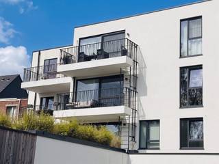 <p><span>Modern 2-slaapkamerappartement met aangenaam terras, gelegen in het centrum van Kapellen, inclusief lift en privatieve autostaanplaats! </span></p><p><span> </span></p><p><span>INDELING</span></p><p><span>De inkomhal is voorzien van een gastentoilet met handenwasser en ingebouwde vestiairekasten. Van hieruit bereikt u de lichtrijke leefruimte, ingedeeld in een gezellige zithoek, een eethoek en een open keuken, uitgerust met alle hedendaagse inbouwtoestellen. Aansluitend bevindt zich het aangename terras met een open uitzicht.<br />Verder beschikt het appartement over twee slaapkamers, een ingerichte badkamer met wastafel en inloopdouche, evenals een praktische wasplaats/berging. Het volledige appartement is voorzien van vloerverwarming.</span></p><p><span><br />Bijzonderheden: </span></p><p><span>- Gelegen op de tweede verdieping, bereikbaar met de lift.</span></p><p><span>- Rustig gelegen aan de achterzijde van het gebouw, waardoor u in alle rust kunt genieten, terwijl u zich toch in het centrum van Kapellen bevindt, op wandelafstand van winkels, horeca, openbaar vervoer en andere voorzieningen.</span></p><p><span>- Beschikbaar vanaf 1 september 2026.</span></p><p><span>- Langdurige verhuur (9-jarig huurcontract).</span></p><p><span>- Basishuurprijs: 1.150/maand + 50 vaste kosten ( 1.200/maand in totaal).</span></p><p><span>- Privatieve autostaanplaats op eigen terrein inbegrepen en bergruimte</span></p><p><span>- Recent en energiezuinig appartement</span></p><p><span>- De meubels op de foto's zijn niet inbegrepen.</span></p>