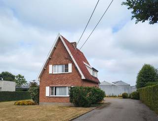 <p><span>Ligging<br />/ zijstraat Hoekskensstraat<br />/ rustige en groene omgeving - doodlopende straat<br />/ landelijk karakter<br />/ uitstekende bereikbaarheid<br /><br />Indeling<br />Via de hall of veranda betreedt u deze woning waar de ruime leefruimte en de open keuken samenkomen en een aangename verbinding vormen voor het dagelijkse gezinsleven. Verder is er een badkamer (voorzien van een meubel met 2 lavabo's, een toilet en een ligbad) en een handige kelder voor extra bergruimte.</span></p><p><span>Op de verdieping bevinden zich 2 ruime slaapkamers.<br />Deze landelijke woning is omgeven door een mooie, grote tuin met oprit naar de buitenberging en carport.<br /><br />Verwarming:<br />/electrische accumulatoren<br />/houtkachel in living (staat niet op de foto's maar wordt nog (terug-)geplaatst.<br /><br />Huurprijs<br />950,00 euro / maand<br /><br />Vrij<br />01 oktober 2026<br /><br />Bezoek<br />Gelieve 'jouw huurprofiel' hieronder in te vullen om een aanvraag voor bezoek te doen. Als er een bezoekmoment ingepland wordt en uw profiel voldoet aan de verwachtingen, zal u gecontacteerd worden. Gelieve er rekening mee te willen houden dat er voor sommige woonhuizen heel veel aanvragen binnenkomen en wij niet altijd in de mogelijkheid zijn alle aanvragers te contacteren of een bezoekmoment te geven.</span></p>