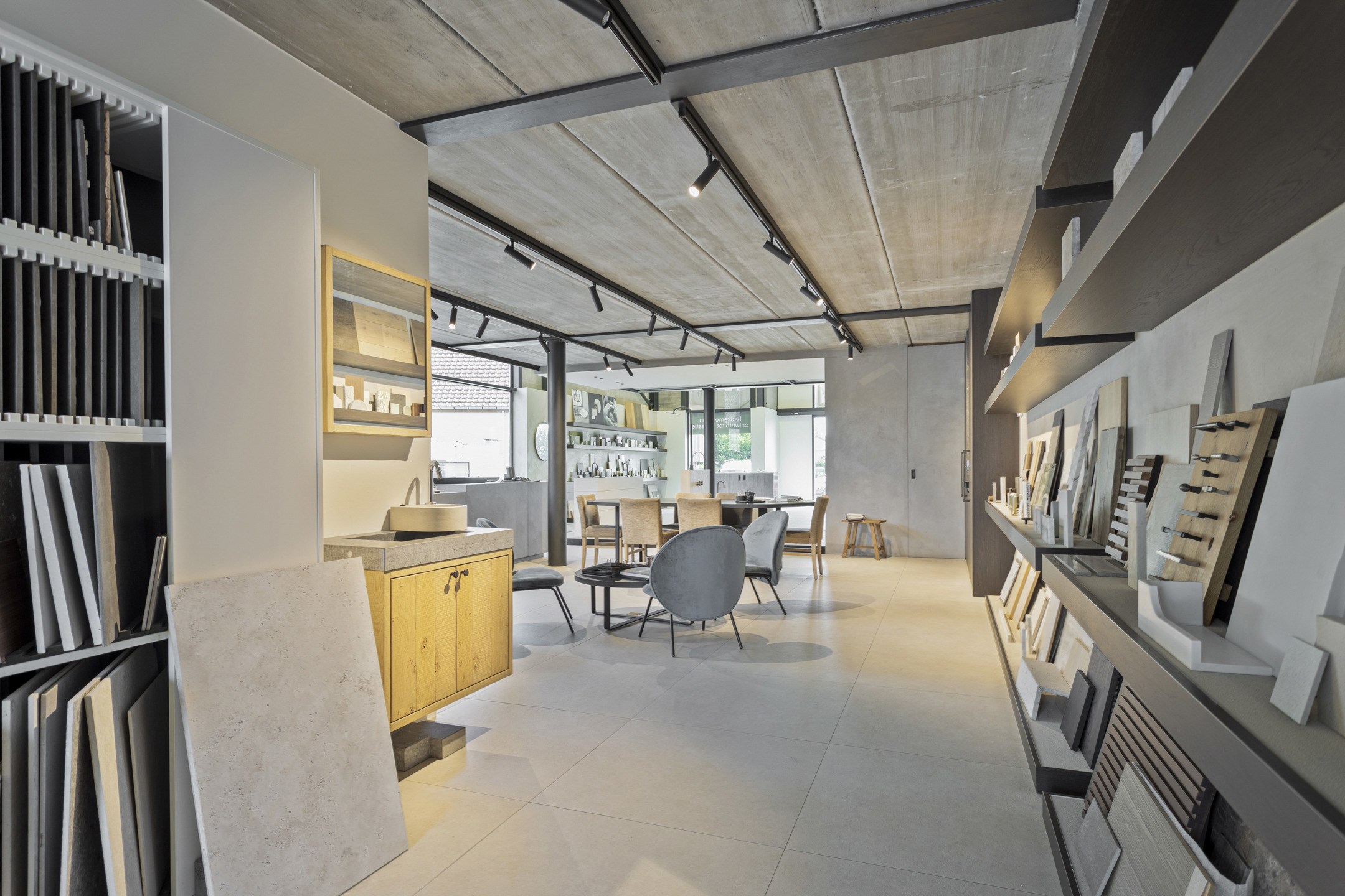 Showroom/burelen met parking en magazijn, langs de N8.  - foto 4