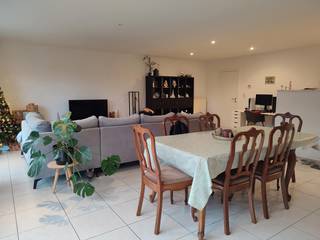 Dit ruime gelijkvloerse appartement is gelegen in een rustige, groene omgeving en biedt een aangename combinatie van comfort en functionaliteit...