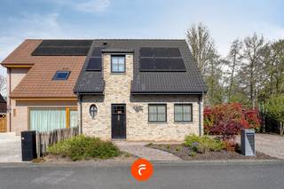 Op een zeer gegeerde ligging in Stasegem vinden we deze jonge (BJ: 2018) woning terug. Voorzien van een mooi aangelegde voortuin met oprit voor...
