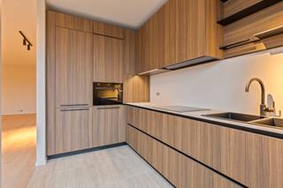 <strong>Nieuwbouw appartement met 2 slaapkamers, </strong>(optioneel)<strong> 1 autostaanplaats en een terras met een open uitzicht.</strong><br /><br /><strong>Indeling:</strong><br />Men komt meteen binnen in de ruime leefruimte met moderne leefkeuken en <strong>west-georiënteerd terras</strong>. De <strong>volledig uitgeruste keuken</strong> geniet van een <strong>hoogwaardige afwerking </strong>en toestellen. <br />Centraal, een gastentoilet met handenwasser, alsook de zeer <strong>praktische technische berging</strong> voorzien van een aansluiting voor een wasmachine/droogkast. Tenslotte, de <strong>luxueuze badkamer</strong> met inloopdouche, dubbele wastafel.<br />Achteraan vinden we twee slaapkamers terug, beide voorzien van koelende elementen én met toegang tot het <strong>oost-georiënteerd terras</strong>. <br /><br />Het appartement werd tot in de puntjes afgewerkt met <strong>design</strong><b>verlichting </b>en beschikt over<strong><span> </span>vloerverwarming!</strong><br /><br /><strong>Bijzonderheden:<br /></strong>Energiezuinig appartement met <strong>zonnepanelen</strong>;<br />EPB label <strong>A</strong>;<br />Lift;<br />Fietsenberging met <strong>laadpunten</strong>;<br />Afgesloten <strong>autostaanplaats</strong> (optioneel) bij te huren aan 125,- EUR / maand.<br />Maandelijkse kosten: ca. 45,- EUR [Beheer; Verbruik / Onderhoud van de algemene delen (incl. lift)].<br /><br /><strong>Ligging:<br /></strong><span>Ideaal gelegen met </span><strong>alle faciliteiten om de hoek!</strong><span> Op een boogscheut verwijderd van g</span><span>rote invalswegen en op wandelafstand van talrijke winkels, scholen, parken, Middelheim ziekenhuis, openbaar vervoer en sportaangelegenheden.</span>