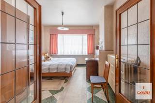 Dit heel goed onderhouden gebouw omvat <strong>drie appartementen</strong> en <strong>drie garageboxen</strong> en is gelegen op amper <strong>één kilometer van het Gentse stadcentrum</strong>. <br /><br />Op de gelijkvloerse verdieping bevindt zich een<strong> </strong>appartement met een bewoonbare oppervlakte van <strong>103m²</strong>. Dit appartement is momenteel verhuurd. De eerste verdieping biedt een appartement van <strong>111m² </strong>dat momenteel leegstaat. Op de de tweede verdieping bevindt zich een gelijkaardig appartement dat qua indeling identiek is aan dat op de eerste verdieping en werd tot voor kort bewoond door de eigenaar van het gebouw. Elk appartement beschikt over <strong>twee slaapkamers</strong>.<br /><br />Boven het derde appartement bevindt zich nog een <strong>ruime zolderverdieping</strong> die potentieel biedt tot creatie van een extra appartement of een uitbreiding van de bovenste woonst (onder voorbehoud van de nodige vergunningen).<br /><br />Opvallend is de <strong>zeer degelijke en stevige structuur</strong> van het gebouw. Daarnaast genieten alle appartementen van een aangename lichtinval met daglicht langs zowel voor- als achterzijde.<br /><br />Achteraan het gebouw bevinden zich <strong>drie garageboxen</strong>, elk met waarde van €25.000. Deze prijs is niet inbegrepen in de geafficheerde prijs.<br /><br />Met een grondige opfrissing zijn de appartementen snel opnieuw verhuurklaar. Mits het opmaken van een basisakte en eventuele opfrissing of renovatie is het bovendien mogelijk om de units afzonderlijke te verkopen. <br /><br />Dankzij de gunstige ligging, de stevige bouwkwaliteit en de drie garageboxen vormt dit pand een interessante en unieke investeringsopportuniteit nabij het centrum van Gent.<br /><br />Interesse in een bezoek ter plaatse? <strong>Contacteer Gijs </strong>via <strong>gijs@convas.be</strong> of <strong>0492 84 48 24</strong> (telefonisch of via Whatsapp). 