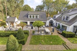 <p><span>Stijlvol en tijdloos wonen in Schilde</span></p><p><span>Deze exclusieve villa combineert een moderne, luxueuze afwerking met een warme, huiselijke sfeer. <br />Ideaal voor wie houdt van comfort, privacy en verfijnde details.<br /><br />Rustig gelegen in de </span><span>mooiste residentiële wijk</span><span> van Schilde, met vlotte verbindingen naar winkels, scholen, Schilde centrum, ’s-Gravenwezel en Antwerpen.</span></p><p><span>Bij binnenkomst word je verwelkomd in een ruime inkomhal met vestiaire en gastentoilet.<br />De leefruimte, voorzien van airco,  op eiken parket, baadt in het licht dankzij grote raampartijen met door elk raam een heerlijk zicht op de tuin.<br />De open haard zorgt voor een gezellige, luxueuze sfeer. Heerlijk in deze herfstperiode om aan de haard te genieten van een cosy avond.<br /><br />De eetkamer is de verbinding tussen de leefruimte en de keuken.</span></p><p><span>De </span><span>Italiaanse keuken</span><span> is een echte eyecatcher! <br />Volledig uitgerust met hoogwaardige toestellen (combi oven/magnetron, stoomoven, gas en inductiekookplaat, vaatwasser, wijnkoeler, ...), een groot kookeiland en een stijlvolle afwerking met natuursteen werkblad.<br />De grote boogramen geven langs beide kanten uit op gezellig terrassen.</span></p><p><span>Aansluitend vind je een ruime praktische </span><span>bijkeuken met tweede vaatwasser , kookplaat en Amerikaanse koelkast met berging/wasruimte</span><span>, technische ruimte.<br /><br /></span></p><p><span>Grenzend aan de keuken bevindt zich een oase van rust. <br />Een stijlvolle wellnessruimte met verwarmd binnenzwembad (met automatische rolluik), aparte badkamer met sunshower, Japans toilet, kleedkamers en een separaat ligbad met uitzicht op de tuin.<br />De grote schuiframen kunnen volledig open, waardoor binnen en buiten naadloos in elkaar overvloeien.<br />Een plek om te ontspannen na een drukke dag, om te genieten met het gezin, of gewoon om even alles los te laten.<br /><br /></span></p><p><span>Op de bovenverdieping bevindt zich een </span><span>charmant studio-appartement of polyvalente ruimte.</span><span><br />Een open, lichtrijke leefruimte met een gezellige zithoek, grote beamer tv, airco, bureel/eethoek en een compacte kitchenette.<br />Dankzij het hoge plafond tot in de nok en de zichtbare balken voel je meteen de ruimte en warmte van deze plek.<br />De aparte, lichte, slaapkamer heeft een open badkamer met ligbad onder de Velux en een regendouche. Er is airco en overal vloerverwarming.<br /><br />Pure zachtheid en comfort, tot in elk detail.</span></p><p><span>Verder is er nog een dubbele inpandige garage met automatische poort.<br /><br /></span></p><p><span>Verdieping</span></p><p><span>Via de inkomhal komen we op de eerste verdieping.<br />Hier bevinden zich 4 ruime slaapkamers, elk op eiken parketvloer en voorzien van airco.<br />Een marmeren badkamer met dubbele lavabo, inloop regendouche. Apart Japans toilet.<br /><br />De master beschikt over een luxueuze dressing, luxe badkamer met zeer ruime inloop regendouche en dubbele wastafel in echt marmer.</span></p><p><span>Dressing/berging met vaste trap naar de zolderverdieping, voorzien van veluxramen.Deze is volledig afgewerkt.<br />Ideaal als extra opslagruimte of extra kamers?</span></p><p><span> </span></p><p><span>Buitenleven &amp; ontspanning</span></p><p><span>In deze Zuid-gerichte tuin is het heerlijk vertoeven. Een oase van rust en privacy.<br />Er is een ruim zonneterras, met overdekt terras met haard. Meerdere gezellige zithoeken.<br />Een party-corner met fruitbomen zoals kersen, peer, appel, pruim en een moestuin.</span></p><p><span>De tuin is volledig omheind en voorzien van automatische verlichting. Ideaal ook voor kleine kinderen of huisdieren.</span></p><p><span><br />Bijzonderheden</span></p><ul><li><span>Bouwjaar: 1974 – renovatiejaar 2021/2022</span></li><li><span>Bewoonbare oppervlakte: ca. 540 m²</span></li><li><span>Perceelbreedte: ca 45m</span></li><li><span>Hoogwaardige materialen en tijdloze architectuur</span></li><li><span>Energiezuinige woning met vloerverwarming</span></li><li><span>Automatische poort en dubbele garage</span></li></ul><p><span> </span></p><p><span>Deze villa is niet zomaar een woning. Het is een harmonieuze combinatie van elegantie, comfort en kwaliteit.<br />Een plek waar je elke dag het gevoel hebt op vakantie te zijn, omringd door rust, ruimte en stijl.</span></p><p><span>Informatieplicht: Vergunning uitgereikt – woonpark – geen rechtelijke herstelmaatregel of bestuurlijke maatregel opgelegd – geen voorkooprecht – verkavelingsvergunning –  geen klim aanwezig – niet overstromingsgevoelig P-score  A &amp; G-score A – EPC 193 kWh/m² - EK conform - asbest 2 asbestmaterialen - 1 beperking - 0 uitsluitingen.</span></p><p><span> </span></p>