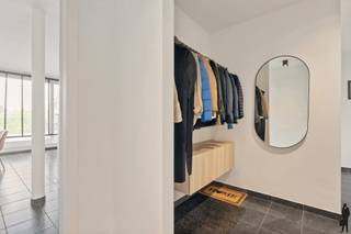 <strong>Centraal gelegen appartement met terras! </strong><br /><strong><br />Huurprijs: 1.100 euro per maand + 30 euro gemeenschappelijke kosten</strong><br /><strong>Kosten plaatsbeschrijving zijn 50/50 te betalen door huurder en verhuurder</strong><br /><strong>Huurwaarborg = 3 maanden huur</strong><br /><strong>Beschikbaar vanaf 01/07/2026</strong><br /><br /><strong>Indeling:</strong><br />- Inkomhal met vestiaire<br />- Toilet met handenwasser<br />- <strong>Volledig ingerichte open keuken</strong> uitgerust met inductie vuur, dampkap (SMEG), heteluchtoven, koelkast,.. <br />- <strong>Berging </strong>met <strong>aansluiting voor wasmachine en droogkast</strong><br />-<strong> Lichtrijke leefruimte</strong><br />-<strong> 2 slaapkamers</strong>, de oppervlakten van de slaapkamers bedragen:<br />Slaapkamer 1: ca. 13 m² <br />Slaapkamer 2: ca. 10 m²<br />- <strong>Badkamer met bad, douche en dubbele wastafel</strong><br />- <strong>Ruim terras met schuifraam</strong><br /><br /><strong>Algemeen:<br />- GEEN lift<br /></strong>-<strong> EPC Label A!</strong><br />- <strong>Garage </strong><br />-<strong> Gemeenschappelijke fietsenberging</strong> voor fietsen en vuilbakken<br />- <strong>2 gemeenschappelijke parkeerplaatsen<br /></strong>-<strong> </strong>Nabij openbaar vervoer en winkels, alles op wandelafstand!<strong><br /></strong>