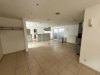 Studio met polyvalente ruimte, met veel mogelijkheden, gelegen in het cenrum van Nieuwmoer met een goede zichtlocatie!De ruime gelijkvloers beschikt...