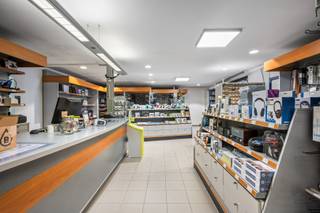 Dit handelspand is gelegen op commerciële toplocatie en bestaat uit:GELIJKVLOERS:Handelsruimte - kitchenette - apart toilet - koertje.ALGEMEEN:-...