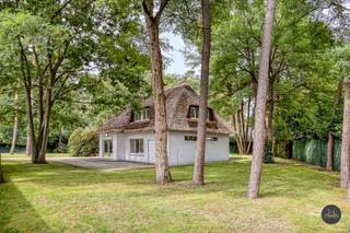 Omsingeld door natuur op een royaal perceel van 1.650 m², ligt deze charmante klassieke villa met typisch rieten dak – een unieke kans voor wie...