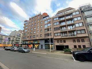 Garagebox gelegen in het centrum van Knokke, nabij de Lippenslaan.Afmetingen: 2,75m (breedte) x 4,98m (lengte) x 1,85m (hoogte).De garagebox is...