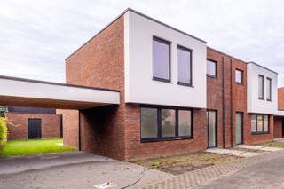 Energiezuinig en duurzaam wonen dat kan u binnenkort in centrum Nijlen. Deze nieuwbouwwoning met 3 slaapkamers en zuid-tuin ligt op een toplocatie. Zeer rustig gelegen maar toch op minder dan 100 meter van het dorpscentrum. De woning wordt uitgerust met energiezuinige en duurzame technieken zoals een warmtepomp, vloerverwarming, ventilatiesysteem, regenwaterrecuperatie, zonnepanelen, .... Deze tijdloze gezinswoning biedt u alle comfort en heeft volgende indeling: GLV – inkom; gastentoilet; woonkamer met ingerichte open keuken en directe toegang tot terras en tuin; technische berging (aansluiting WM/DK en technieken). Bovenverdieping – 3 ruime slaapkamers en ruime badkamer met inloopdouche, dubbele lavabo en toilet. Terras en tuinzones worden aangelegd. De tuin wordt omheind en voorzien van een ruime tuinberging. <br />U kan de laatste details deze woning conform het lastenboek nog afwerken volgens uw stijl en smaak. Aankoop onder stelsel van registratierechten (grond) en BTW (woning). Een ondergrondse parking is verplicht aan te (huur-)kopen. <br />Wilt u kortelings ook energiezuinig en zorgeloos wonen? Bel 0479 01 00 00 of mail naar info@avantivastgoed.be
