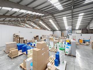 Opslagruimte (485 m²) op het industrieterrein Lakeland in Aalter.Voorzieningen: - Vrije hoogte 5 m, nokhoogte 9,5 m.- Sectionale...