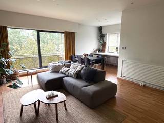 Lichtrijk 2-slaapkamerappartement met garage en terras<br /><br />In de gegeerde wijk Valaar bevindt zich dit verzorgde en lichtrijke appartement van ca. 96 m², gelegen op de derde verdieping van een residentie met slechts drie appartementen. Dankzij de lift en de kleinschalige residentie geniet u van alle comfort en rust.<br /><br />De ruime leefruimte geniet van veel natuurlijk licht en sluit aan op een volledig uitgeruste keuken. Verder beschikt het appartement over twee volwaardige slaapkamers, een praktische berging, een apart toilet en een ruime badkamer met zowel een ligbad als een afzonderlijke douche.<br /><br />Aan de achterzijde bevindt zich een zonnig terras over de volledige breedte van beide slaapkamers. Aan de voorzijde zorgt een balkon voor extra licht en een aangenaam open gevoel.<br /><br />Op het gelijkvloers beschikt u over een privatieve berging én een ruime inpandige garage met automatische poort. Een extra troef is de rechtstreekse verbinding tussen de garage en de lift, wat zorgt voor optimaal comfort bij het laden en lossen van boodschappen of bagage. Zowel de garage als de berging zijn inbegrepen in de vraagprijs. Bovendien is de elektrische installatie conform. Het appartement is vrij bij akte, waardoor een vlotte ingebruikname mogelijk is.<br /><br />De ligging is in een rustige woonomgeving met een uitstekende bereikbaarheid. Winkels, scholen, openbaar vervoer en belangrijke invalswegen bevinden zich in de directe omgeving. Dankzij de ligging op de derde verdieping geniet het appartement bovendien van zicht op groen, een aangename lichtinval en een open gevoel. Deze troeven maken dit appartement bijzonder geschikt voor wie op zoek is naar een instapklare woning op een gegeerde locatie.<br /><br />Gemeenschappelijke kosten: ca. €160/maand (incl. waterverbruik, syndicus, verzekering en onderhoud gemeenschappelijke delen).<br /><br />Kijkdagen op zaterdag 4 juli en zondag 5 juli. Maak een afspraak via onderstaande link om een tijdslot te reserveren.<br /><br />https://calendly.com/ester_deriemaeker/bezoek-appartement