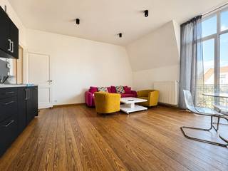 Situé Rue du Pont d’Avroy 55, ce duplex d’environ 85 m² offre une configuration confortable et fonctionnelle en plein cœur de Liège.
Il se compose d’un agréable séjour avec cuisine ouverte entièrement équipée, de deux chambres disposant chacune de leur propre salle de douche privative, ainsi que d’une toilette indépendante.
Un balcon vient compléter le bien et apporte un espace extérieur en centre-ville.
Sa localisation permet de profiter immédiatement des commerces, restaurants, transports en commun et de l’ensemble des commodités du centre de Liège.
Provisions de charges : 100 €/mois pour les charges communes.
Un bien idéal pour celles et ceux qui recherchent une habitation pratique, confortable et parfaitement située.
Vous souhaitez organiser une visite ou obtenir davantage d’informations ? Contactez-nous au 04/97.20.39.09 ou sur nicolas.tricoli@weinvest.be.